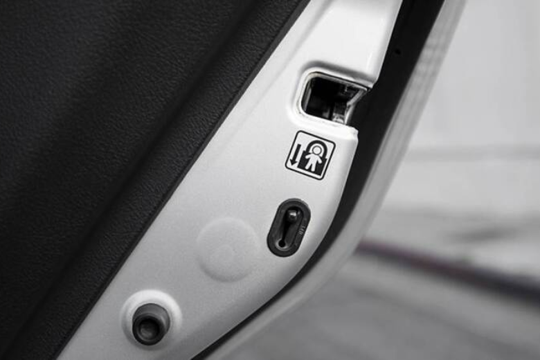 Hướng dẫn sử dụng tính năng khóa trẻ em trên VF e34 1 Tính năng khóa trẻ em trên xe VF e34