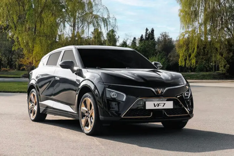 VinFast giữ chân người mua với triết lý "Khách hàng là thượng đế" 1 Thiết kế của VF 7 phản ánh sự tinh tế và hiện đại, với các đường nét sắc sảo và cá tính