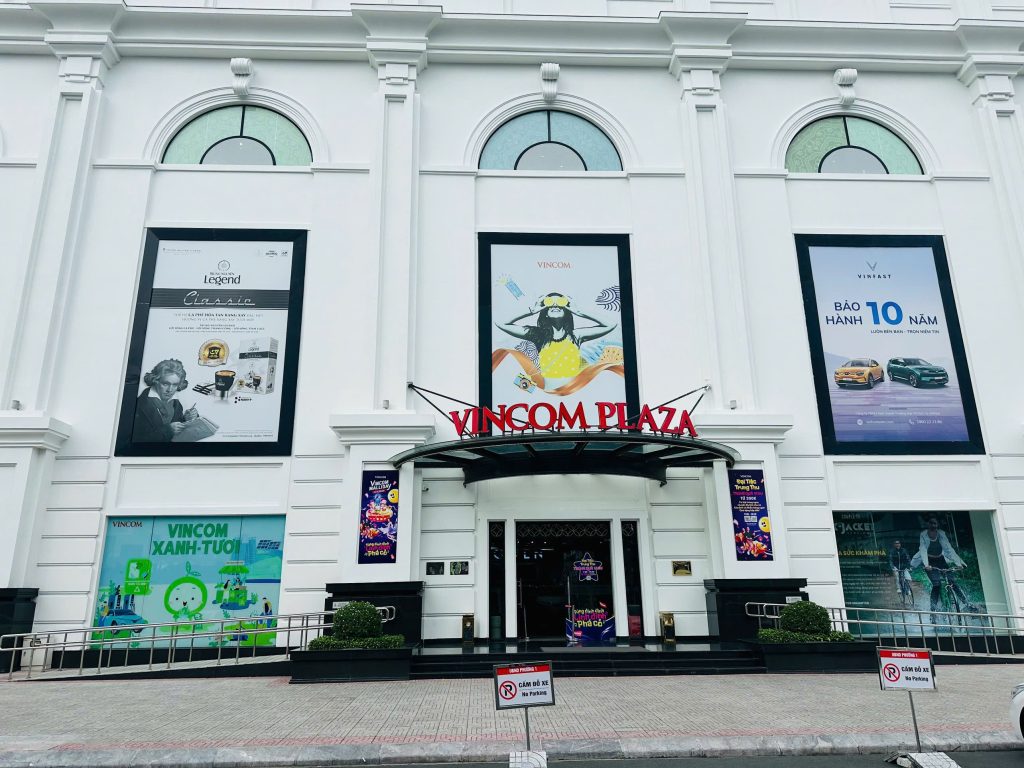 Ghé thăm showroom VinFast Đồng Tháp - Rinh ngay xế yêu về nhà 1 Showroom VF Xanh Đồng Tháp nằm trong Vincom Plaza Cao Lãnh, TP. Đồng Tháp