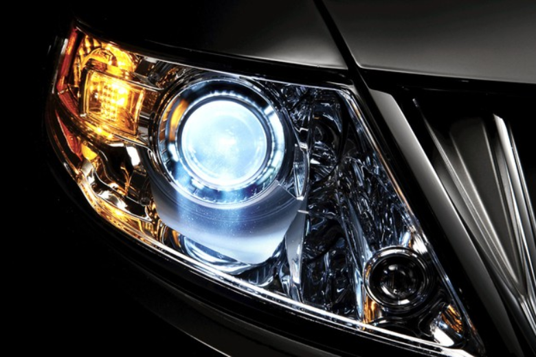 Các loại đèn pha ô tô nâng cấp chủ xe cần biết 1 Đèn pha ô tô với khả năng chiếu sáng mạnh mẽ giúp người lái dễ dàng nhận diện các vật cản phía trước