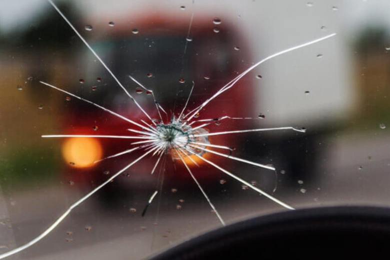 Nên thay mới hay sửa chữa khi kính chắn gió xe ô tô bị nứt? 2 1.3 4