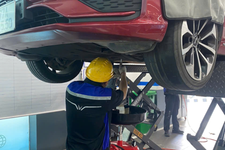 Xưởng Dịch Vụ VFX: Sửa chữa, bảo dưỡng ô tô điện VinFast 5 Kiểm tra hệ thống khí xả bằng thiết bị chuyên dụng