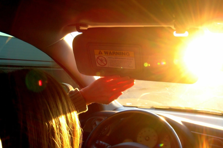 Nên thay mới hay sửa chữa khi kính chắn gió xe ô tô bị nứt? 4 2.3 8