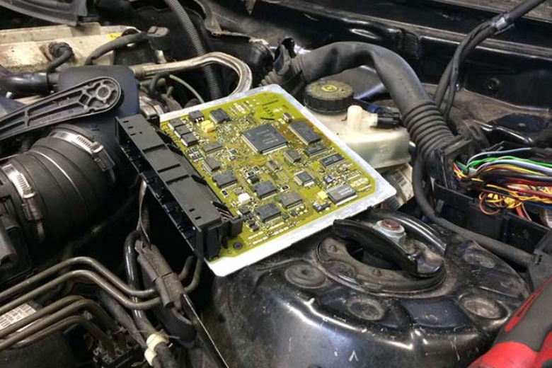 Xe ô tô điện là gì? Tìm hiểu về cấu tạo, cách thức hoạt động chi tiết 4 Bộ điều khiển có thể được xem như "bộ não" của ô tô điện