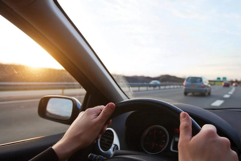 Quy định về khoảng cách an toàn khi lái xe ô tô 6 Kỹ thuật này giúp tài xế xác định liệu xe có đang đi lệch khỏi làn đường hay không