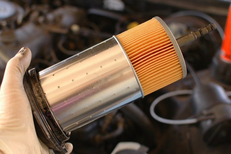 Hệ thống bôi trơn trên ô tô là gì? Cấu tạo và các hư hỏng thường gặp 2 Bộ lọc dầu đóng vai trò như người bảo vệ, giữ lại các tạp chất và cặn bẩn trong dầu