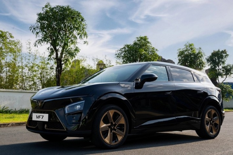 Trải nghiệm lái thử VinFast VF7 tại Showroom Long An 6 Chiếc xe mang phong cách thời thượng, sang trọng và tiên tiến