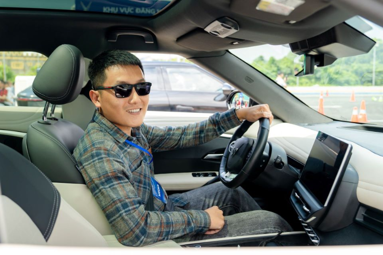 Trải nghiệm lái thử VinFast VF7 tại Showroom Long An 3 Sự kiện lần này được tổ chức với mục đích mang đến cho khách hàng trải nghiệm thực tế