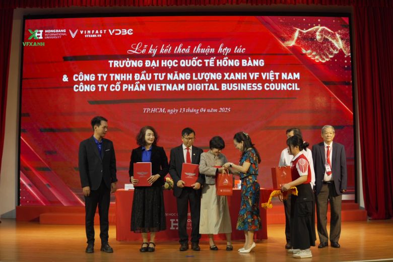 VFX và Đại học Hồng Bàng (HIU) hợp tác vì tương lai xanh 4 Loc Blog Xe 17