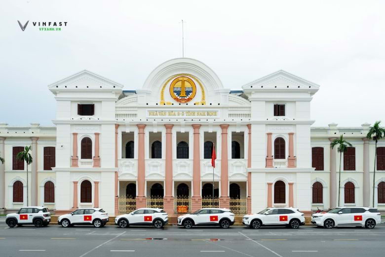 VinFast tặng 100.000 decal Quốc kỳ mừng Đại lễ 80 năm Quốc khánh 1 159