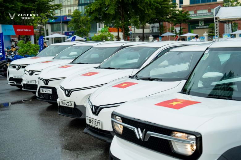 VinFast tặng 100.000 decal Quốc kỳ mừng Đại lễ 80 năm Quốc khánh 2 160