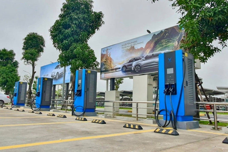 Xu hướng thị trường ô tô 2026: Xe hybrid hay xe điện? 5 xu hướng thị trường ô tô
