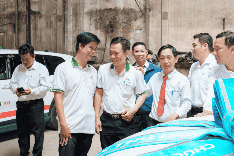 vinasun bo sung vinfast limo green vao doi xe taxi vfx 10