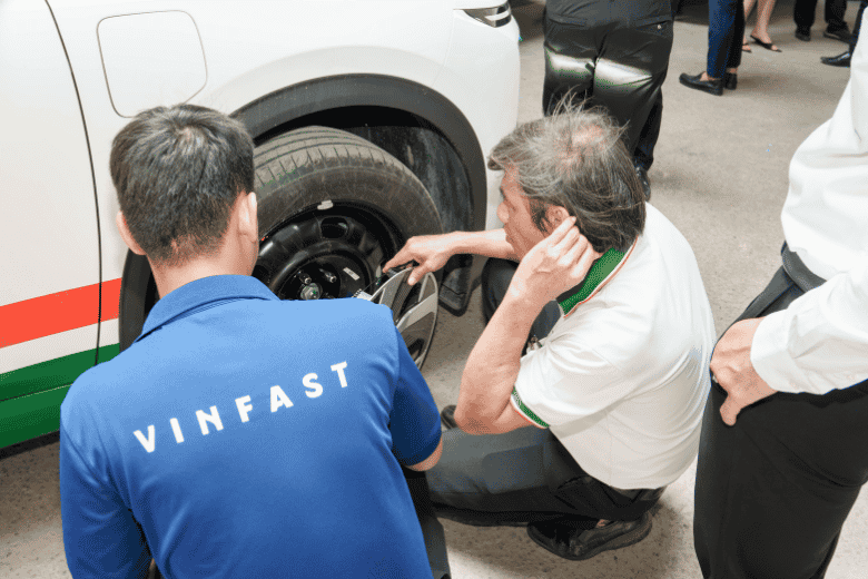 vinasun bo sung vinfast limo green vao doi xe taxi vfx 11