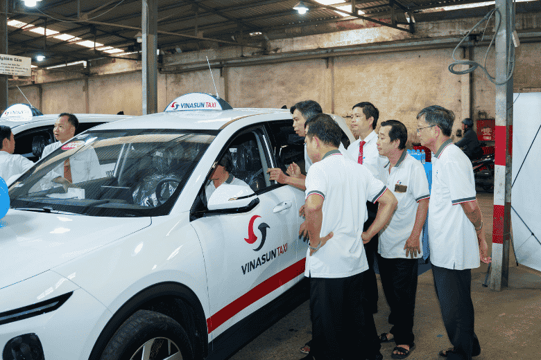vinasun bo sung vinfast limo green vao doi xe taxi vfx 13