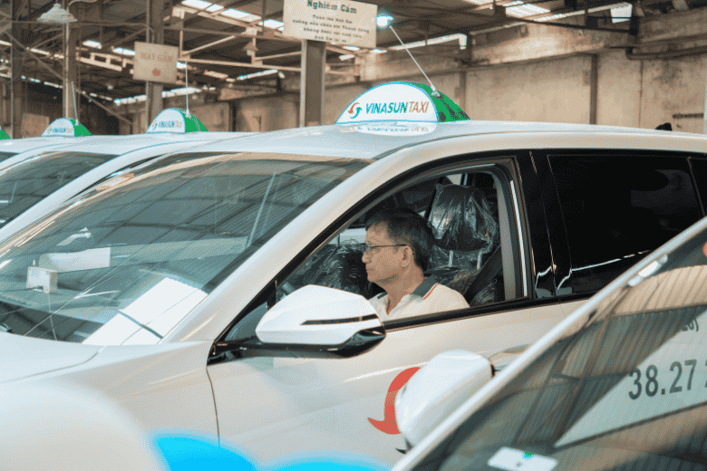 vinasun bo sung vinfast limo green vao doi xe taxi vfx 15