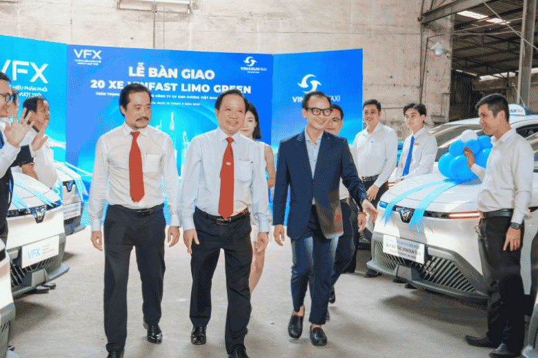 vinasun bo sung vinfast limo green vao doi xe taxi vfx 3 1