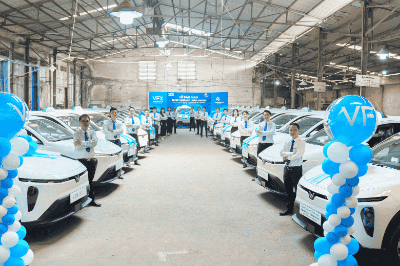 vinasun bo sung vinfast limo green vao doi xe taxi vfx 4