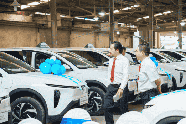 vinasun bo sung vinfast limo green vao doi xe taxi vfx 5