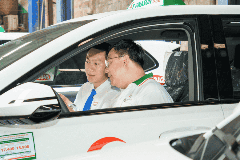 vinasun bo sung vinfast limo green vao doi xe taxi vfx 9